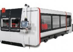 爱心桌椅暖学校 助力村庄育新苗